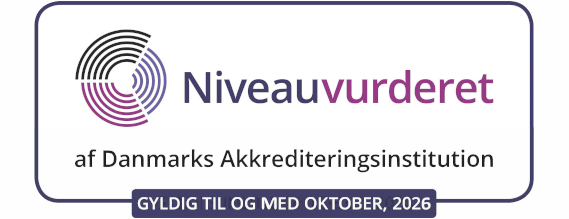 Logo med teksten "Niveauvurderet af Danmarks Akkrediteringsinstitution - gyldig til oktober 2026"